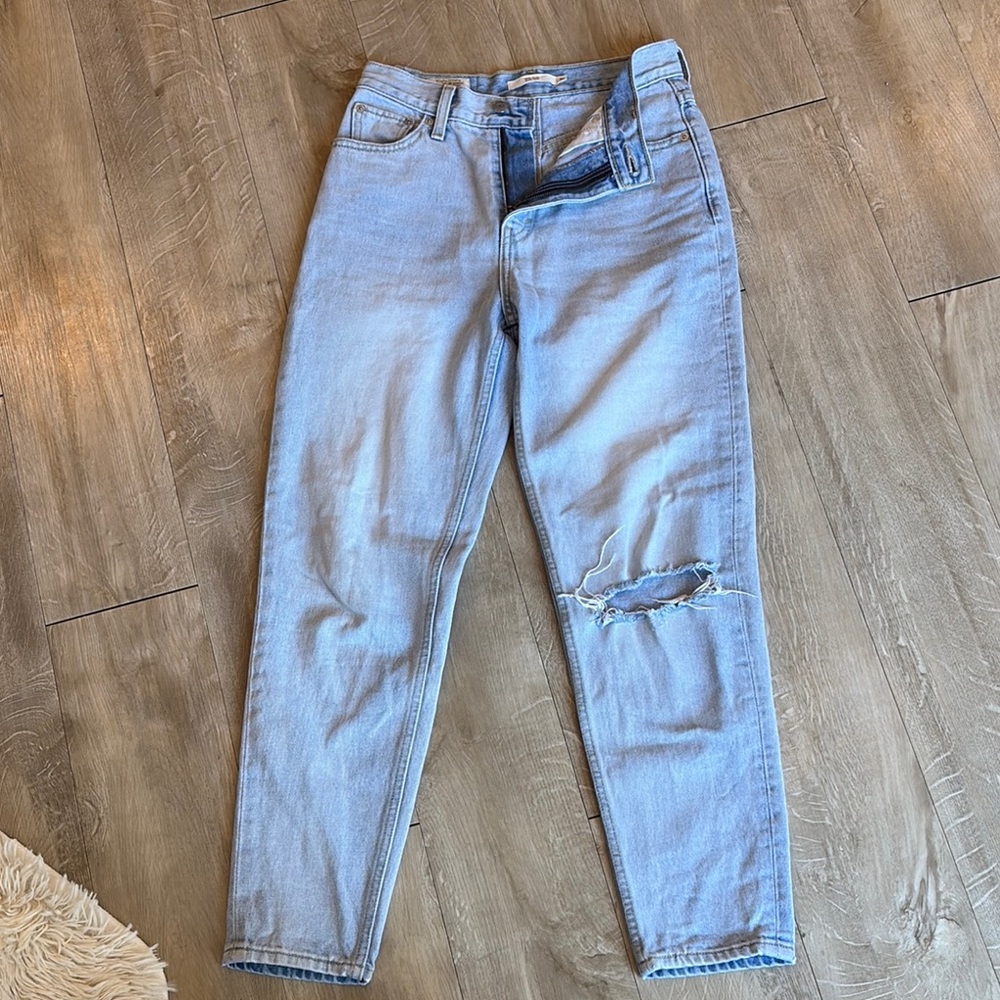 Levi’s High Rise Womens Jeans Size 25 Fits like 26 Lightwash